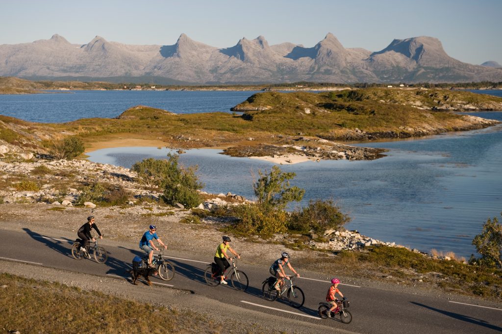 Øyhoppingmed sykkel på Hegelandskysten. Foto: Erlend Haarberg