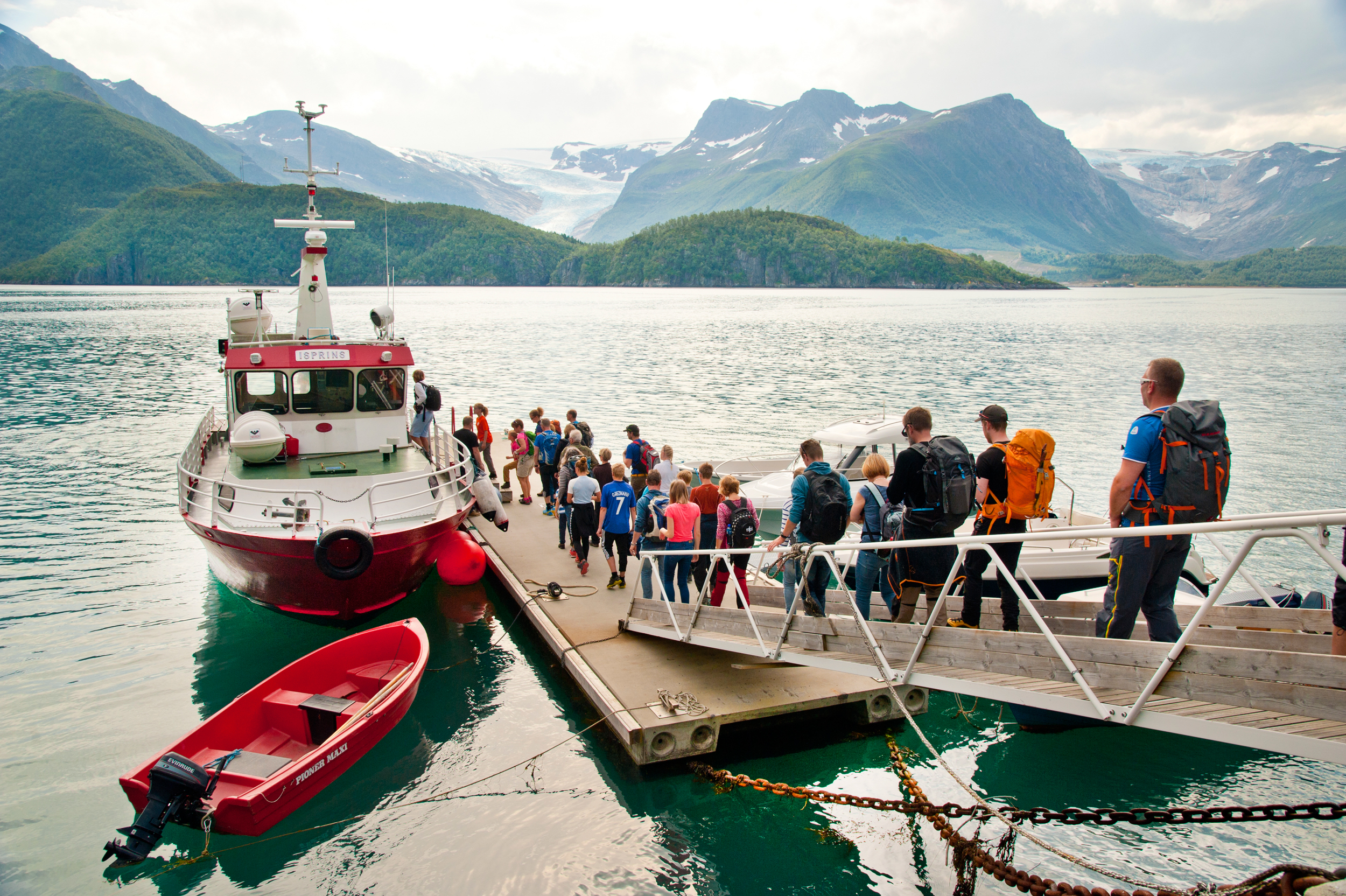 Båten over til Svartisen. Foto: Olav Breen