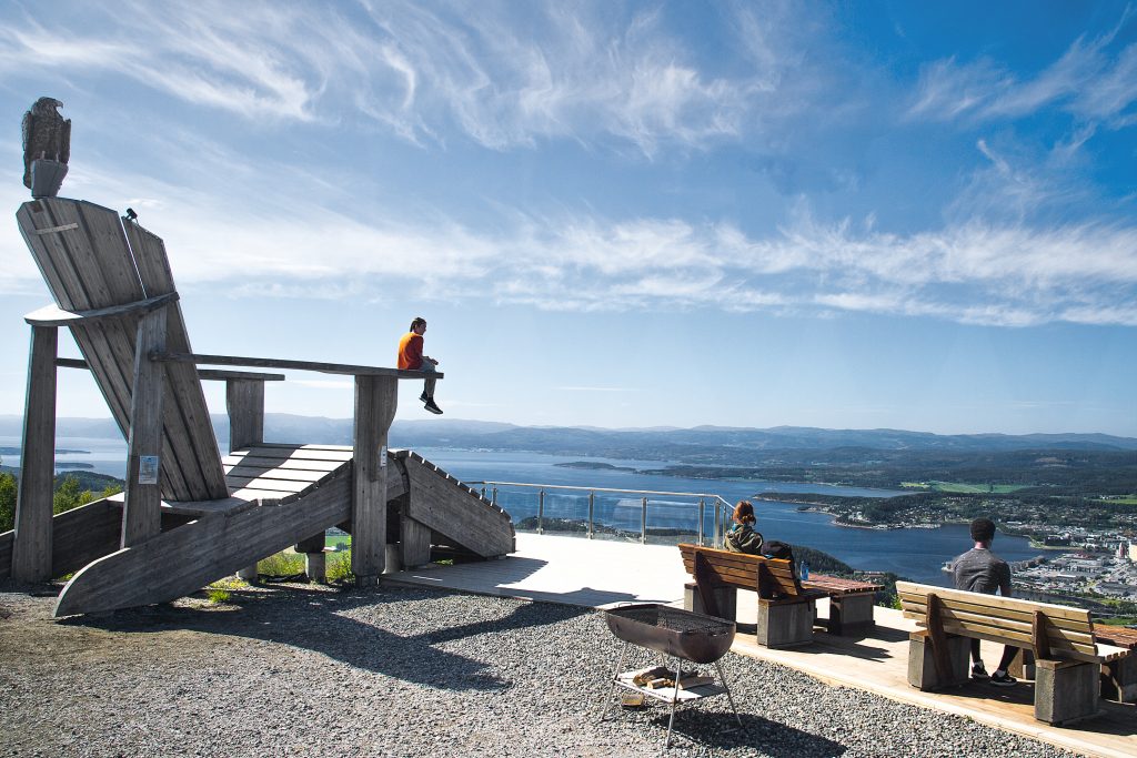 Utsikt fra verdens største hagestol på Oftenåsen i Steinkjer