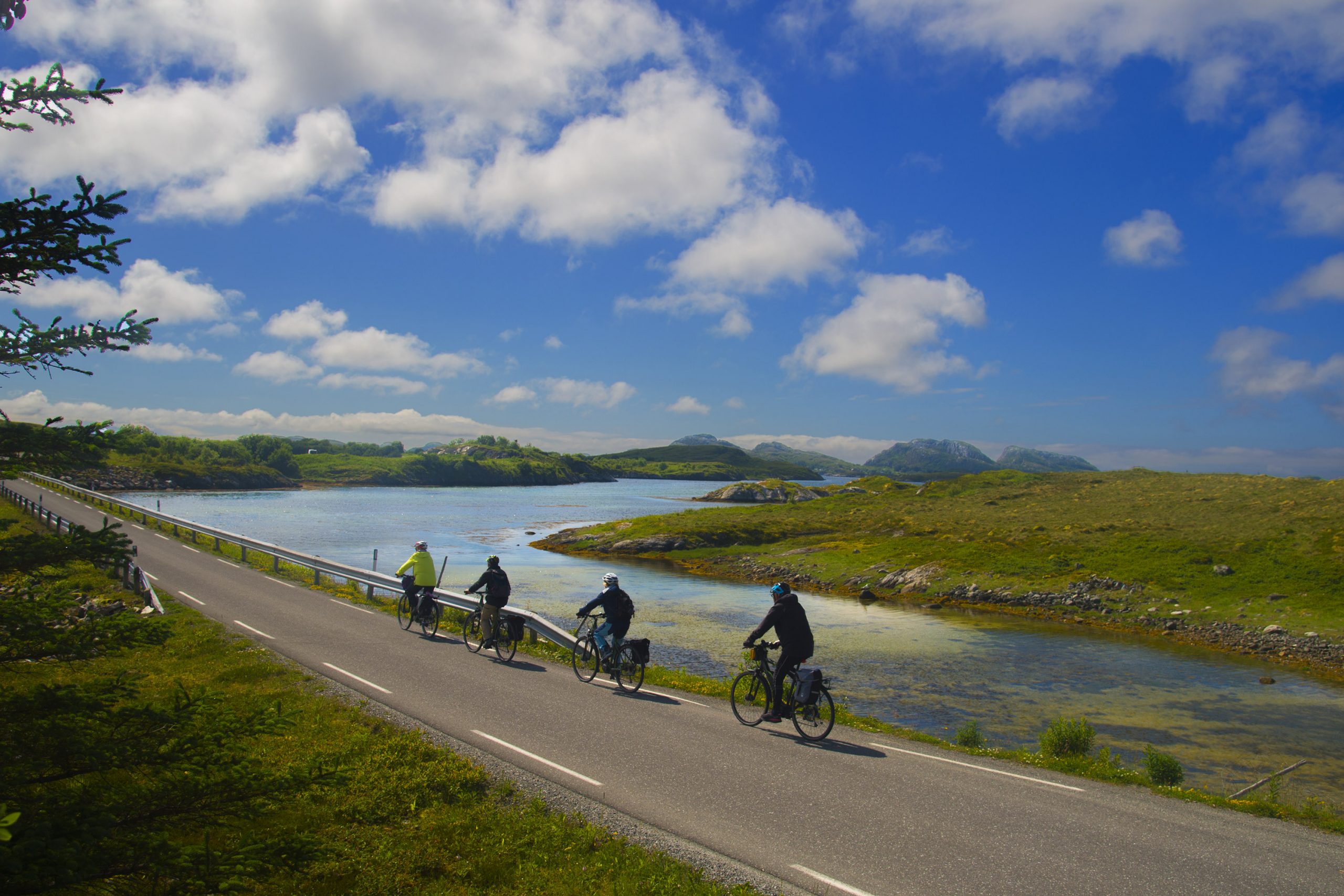 Syklister på tur på Herøy
