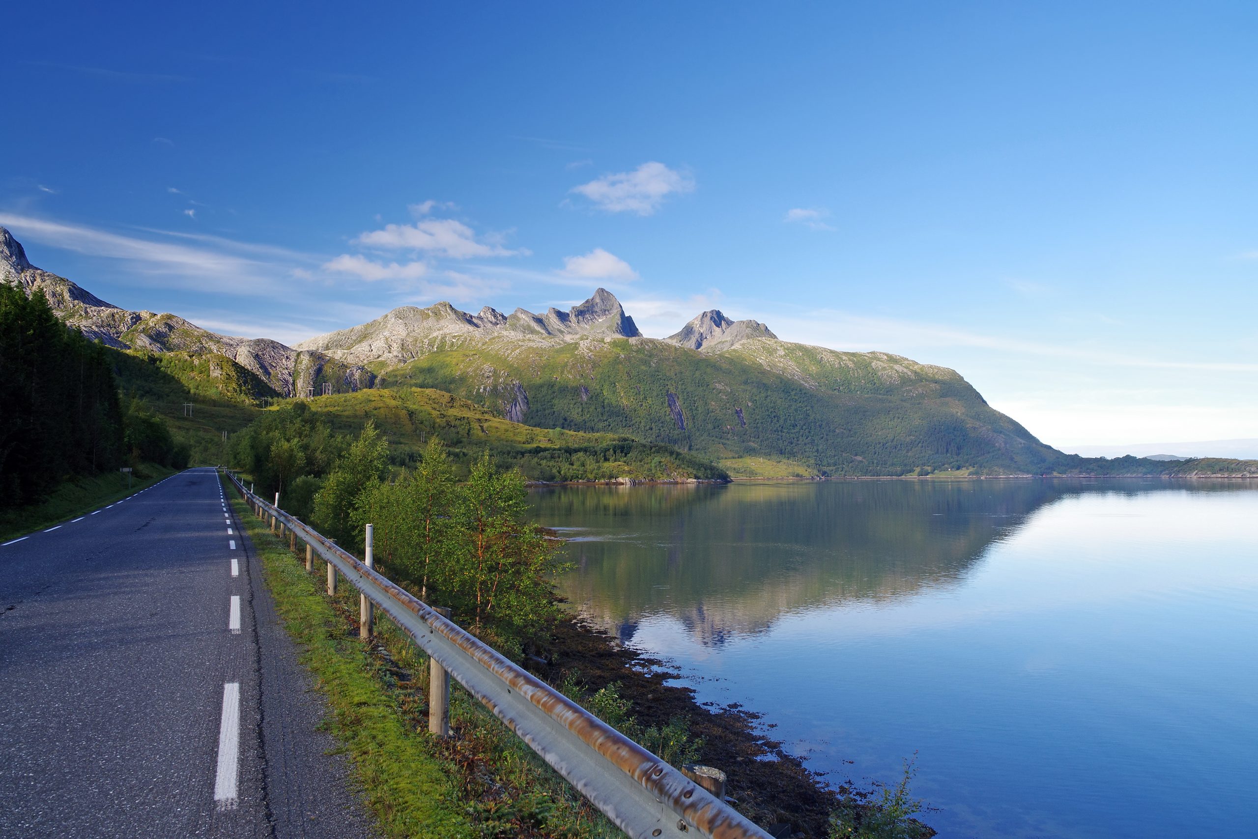Kystriksveien med utsikt mot fjord og fjell