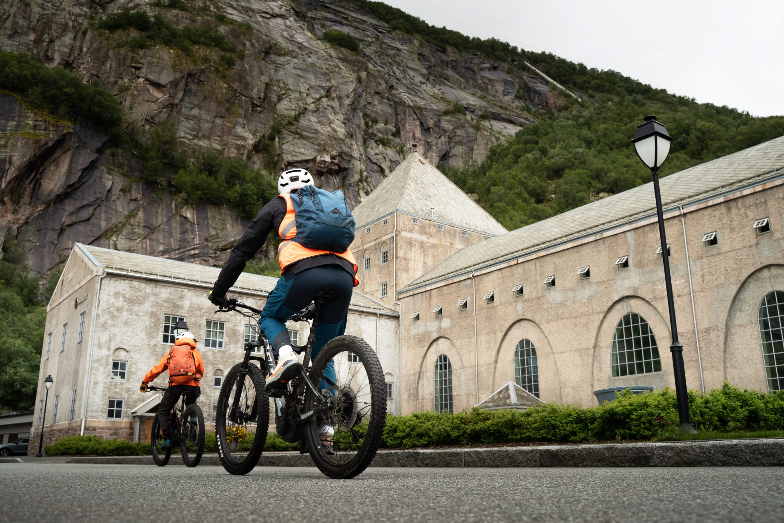 Syklister foran Glomfjord Kraftverk