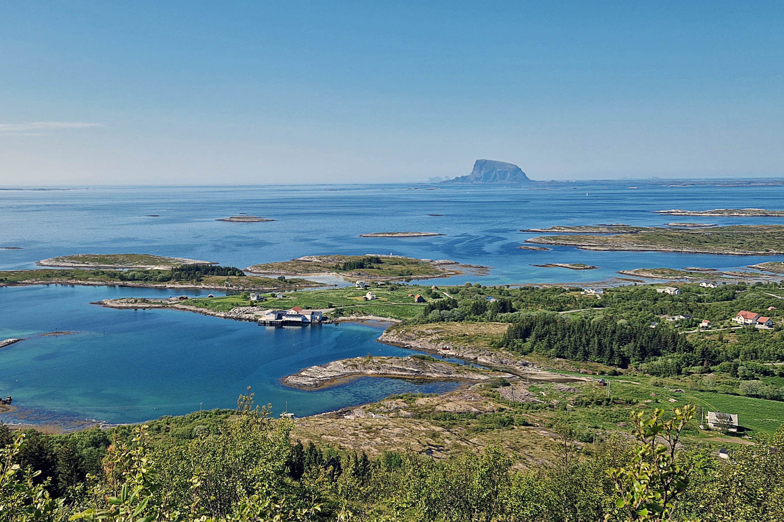 Dønnesfjellet Utsikt mot Lovund fra Dønnesfjellet