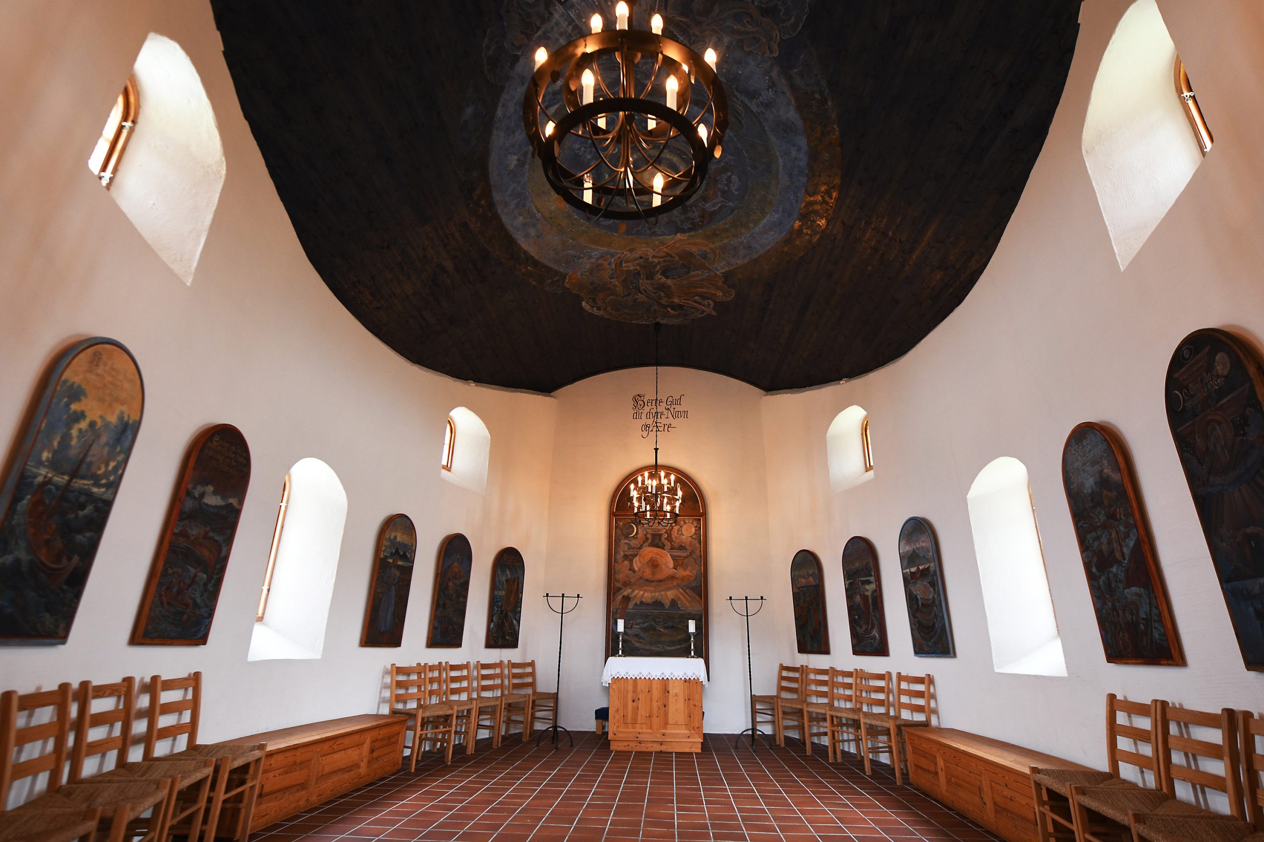 Inne i Petter Dass-kapellet på Træna