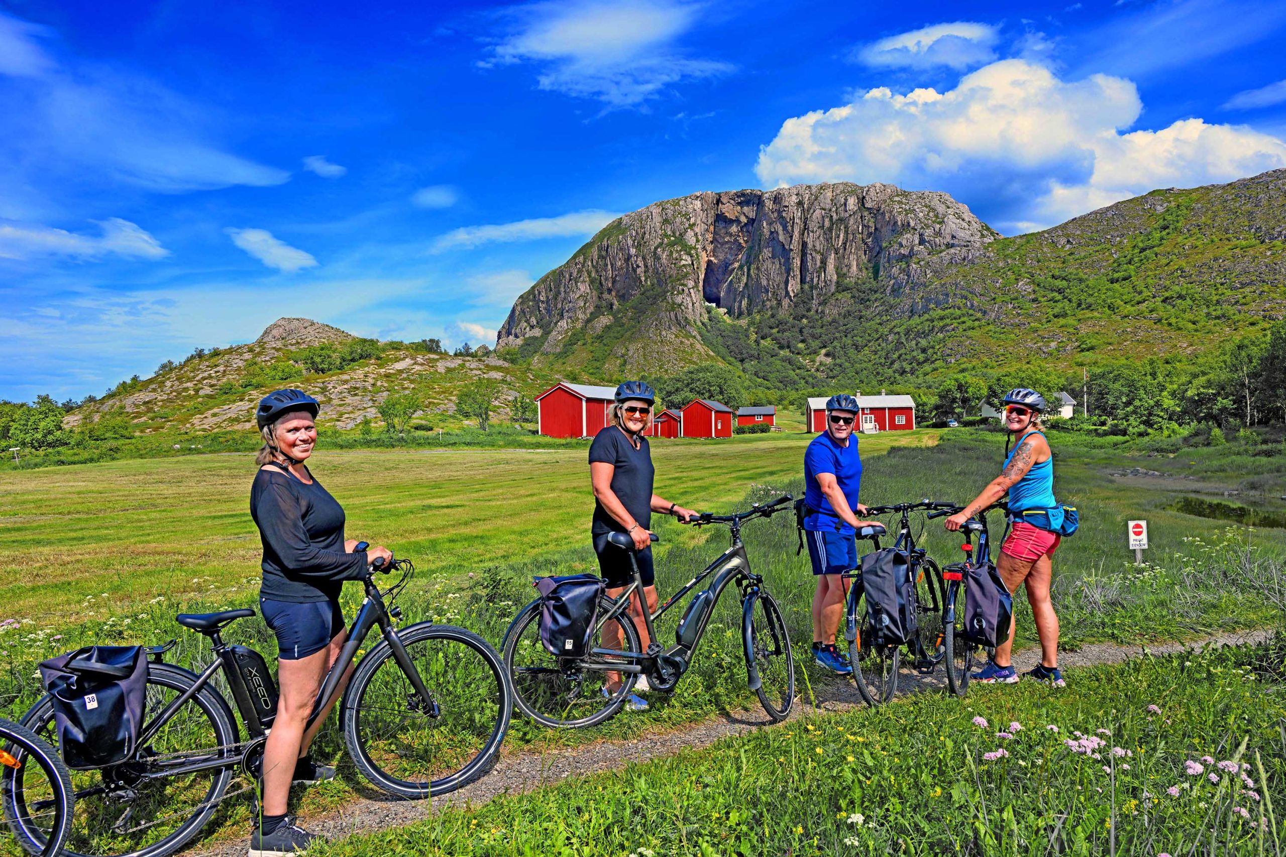 Syklister med Torghatten i bakgrunnen