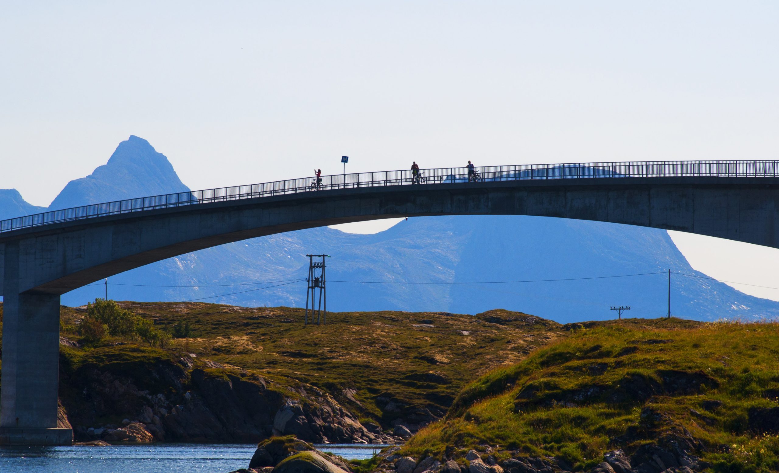 Syklister på vei over bro på Herøy